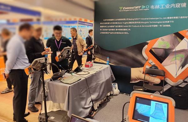 韋林工業(yè)內窺鏡團隊向觀展用戶介紹韋林內窺鏡的應用
